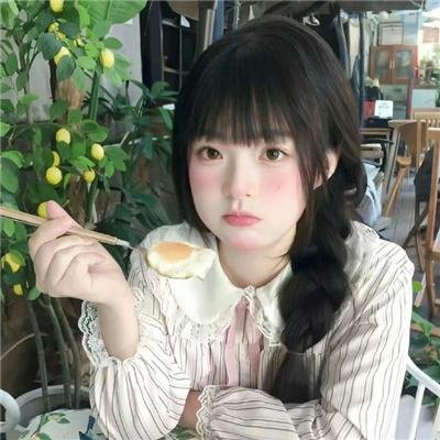 她的微笑像颗糖
